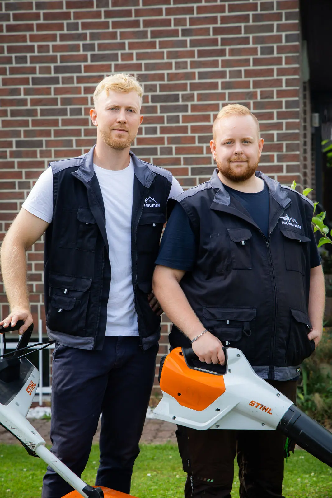 Das Team von MR Hausheld mit professioneller Gartenausrüstung